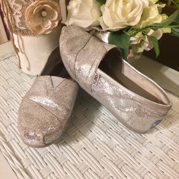 Toms Silver Sparkle shoes. Comfy @ cute all season - Picture 4 of 7